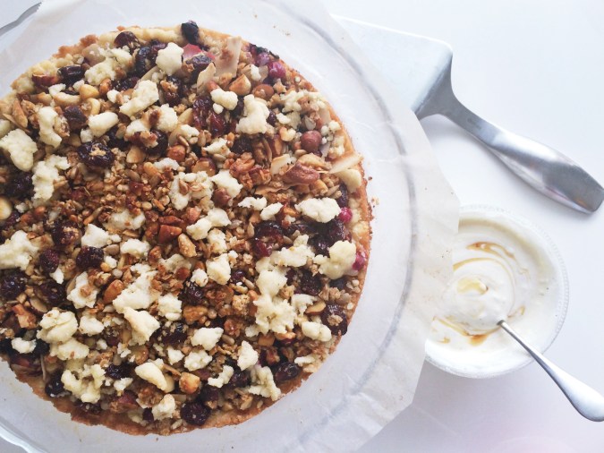 Granolakakku ja jogurttikastike