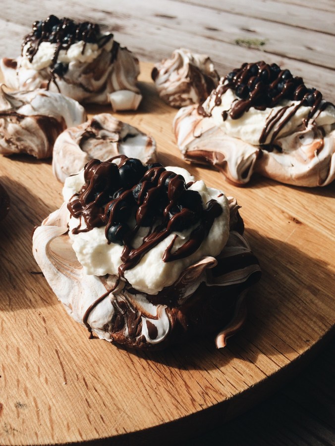 Mustikkainen suklaaminipavlova