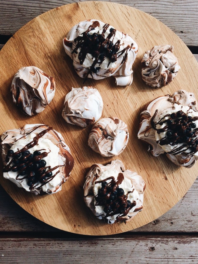 Mustikkainen suklaaminipavlova