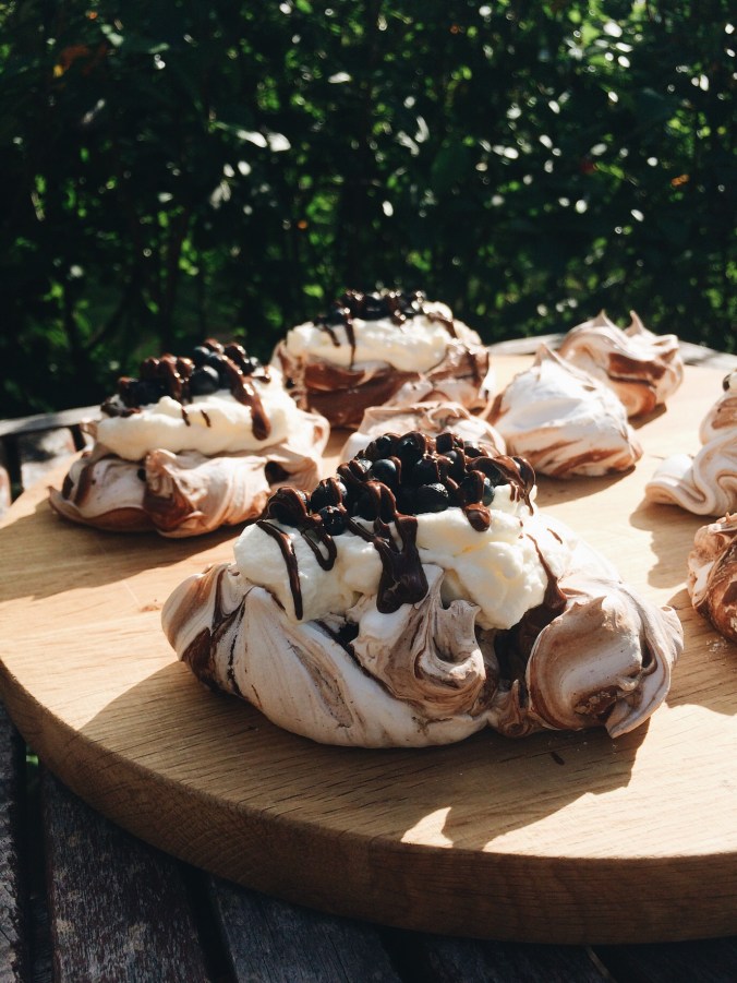 Mustikkainen suklaaminipavlova