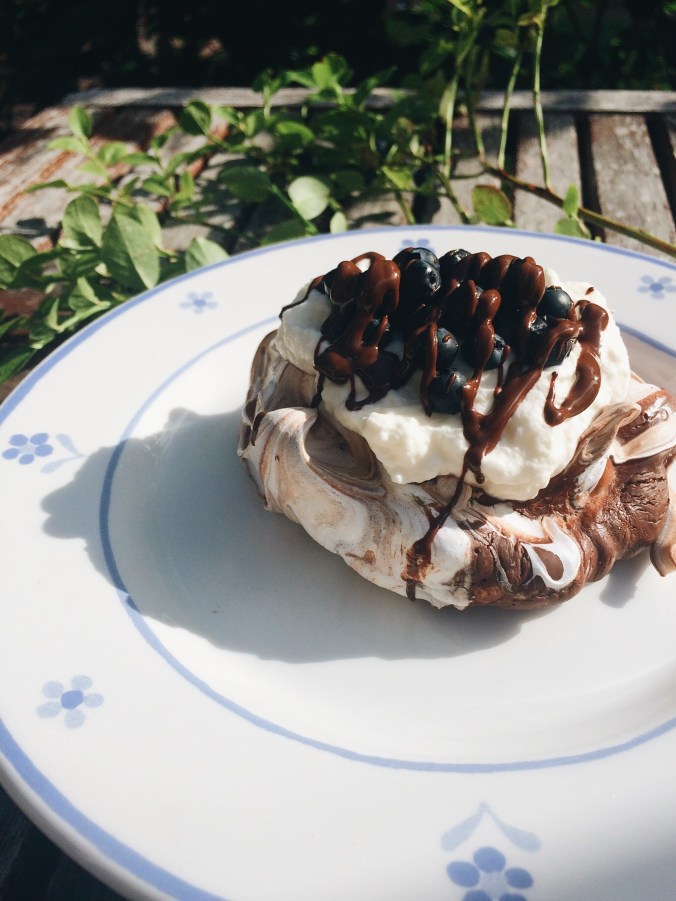 Mustikkainen suklaaminipavlova