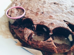 Mahtavan mehevä tuplasuklaa brownie (10)