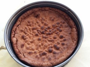 Naurettavan helppo ja hyvä suklaakakku (12)