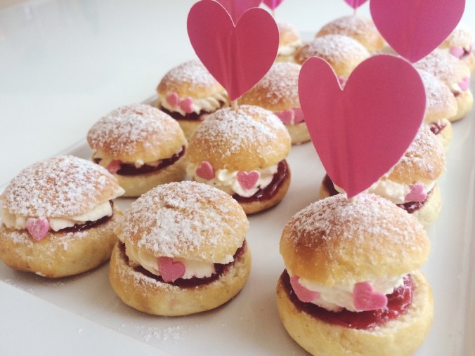 Ystävälliset minilaskiaispullat (22)