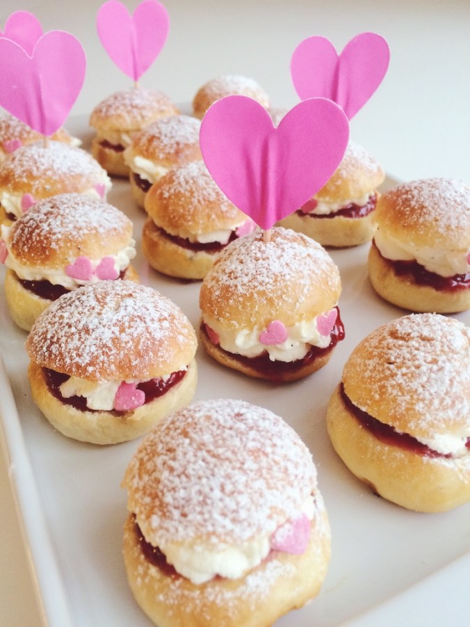 Ystävälliset minilaskiaispullat (25)