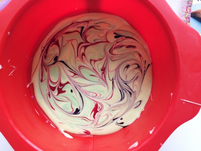 Värikäs valkosuklaa (4)