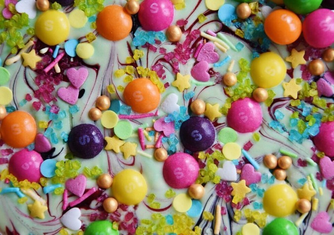 Värikäs valkosuklaa (9)